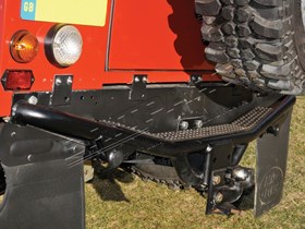 ZDERZAK TYL DEFENDER 90 OD 99 (ZE STOPNI STC50269AA