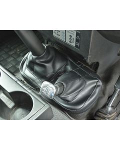 Osłona czarna dźwigni / lewarka zmiany biegów i reduktora Defender Puma od 2007 - DA5497